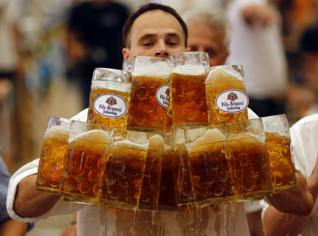 German Oliver Struempfl competes to set a new world record in carrying one liter beer mugs over a distance of 40 m (131 ft 3 in) in Abensberg September 7, 2014. Struempfl carried 27 mugs over 40 meters to set a new record for the Guinness book of records. REUTERS/Michael Dalder (GERMANY - Tags: SOCIETY TPX IMAGES OF THE DAY) - RTR459HQ