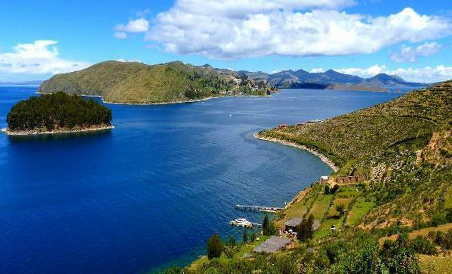 Bolivie : des indigènes nettoient le lac Titicaca pour l’exemple